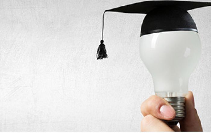Lampadina con cappello di laurea