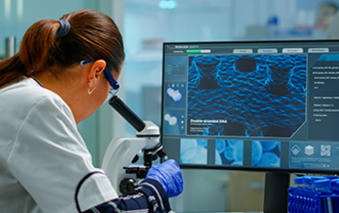 Un tecnico di laboratorio biomedico al lavoro