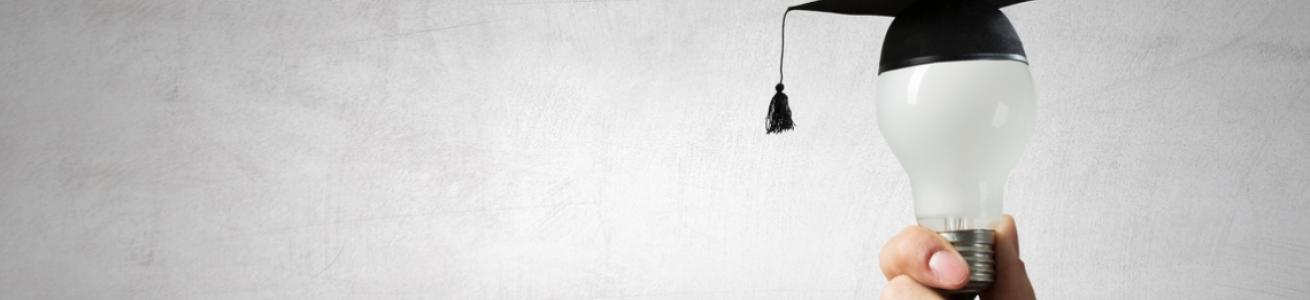 Lampadina con cappello di laurea